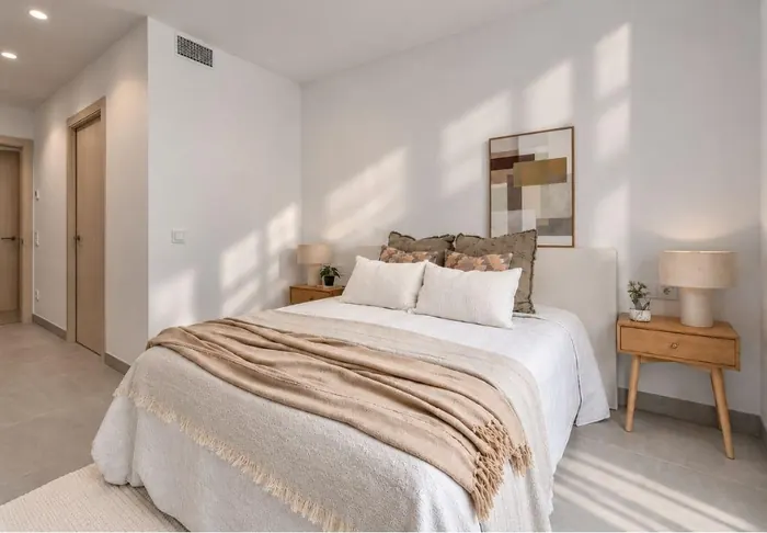 Chambre baignée de lumière naturelle, textiles aux tons chauds