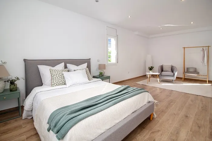 Chambre avec lit capitonné et mobilier neuf