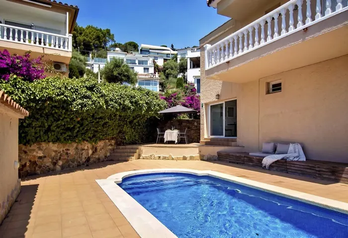 Extérieur avec piscine et jardin méditerranéen