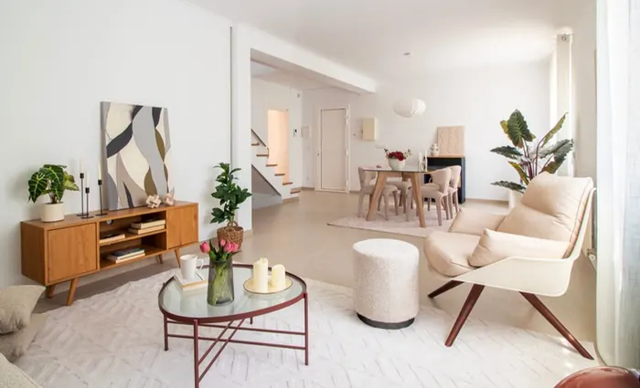 Salon préparé en home staging&nbsp;: fauteuil, table basse et décoration naturelle